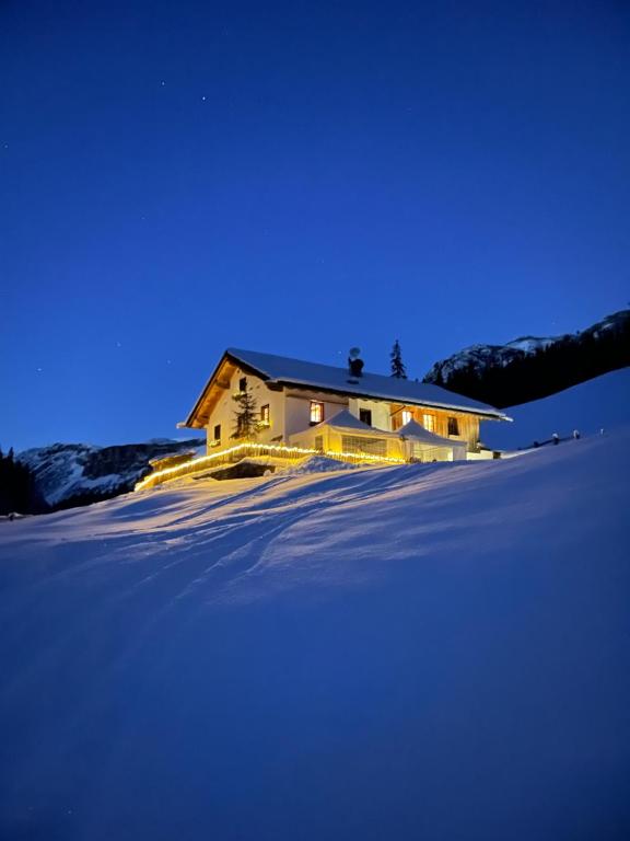 ein Haus im Schnee bei Nacht in der Unterkunft Rifugio Malga Ra Stua in Cortina d'Ampezzo