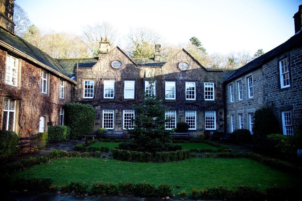 un gran edificio de ladrillo con un patio delante en Whitley Hall Hotel, en Chapeltown