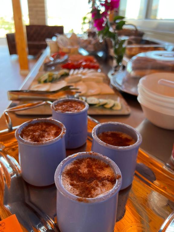 Dream Hotel في كساميل: طاولة مع عدة أكواب من الطعام عليها