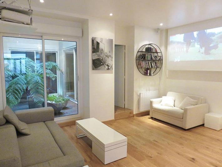 salon z kanapą i stołem w obiekcie Paris 75011 w Paryżu