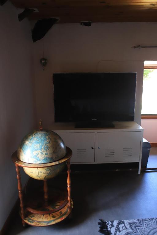 TV a/nebo společenská místnost v ubytování gîte de l'olivier - 3 étoiles - domaine de l'olivier