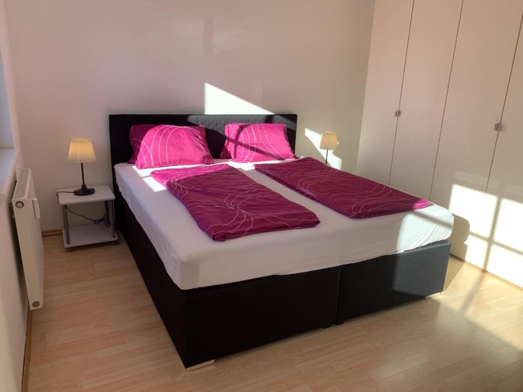 Posteľ alebo postele v izbe v ubytovaní Ferienwohnung-Apartment Monika in Innsbruck-Igls