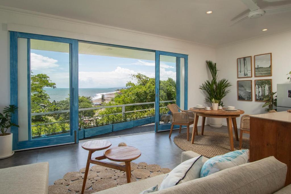 ein Wohnzimmer mit Meerblick in der Unterkunft Angel Bay Beach House - Ulus Tropical 1 Bedroom Ocean View Apartment in Tanah Lot