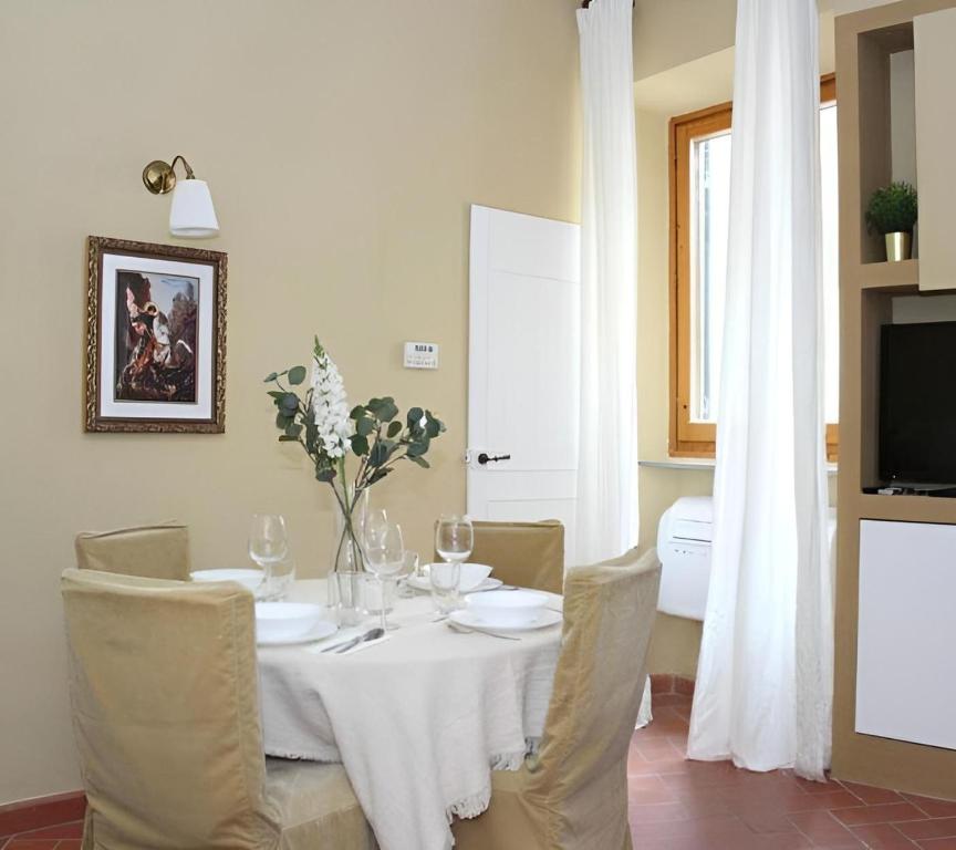Reštaurácia alebo iné gastronomické zariadenie v ubytovaní Giulia Appartamento, 250mt da Ponte Vecchio
