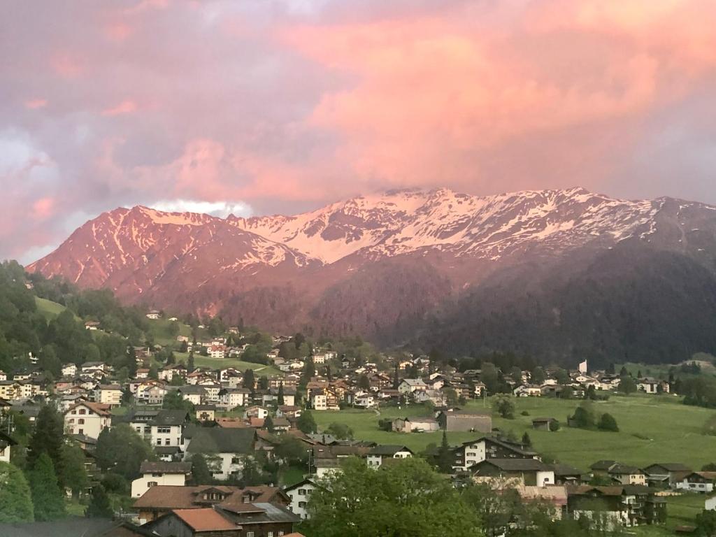 una città di fronte a una montagna innevata di Klosters/Davos - topfloor luxury apartment with extraordinary views a Klosters Dorf