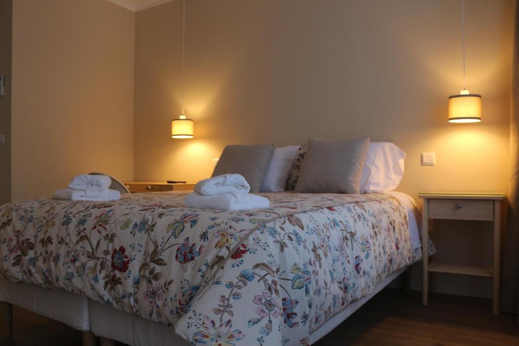 - une chambre avec un lit et des serviettes dans l'établissement Cerveira House, à Vila Nova de Cerveira