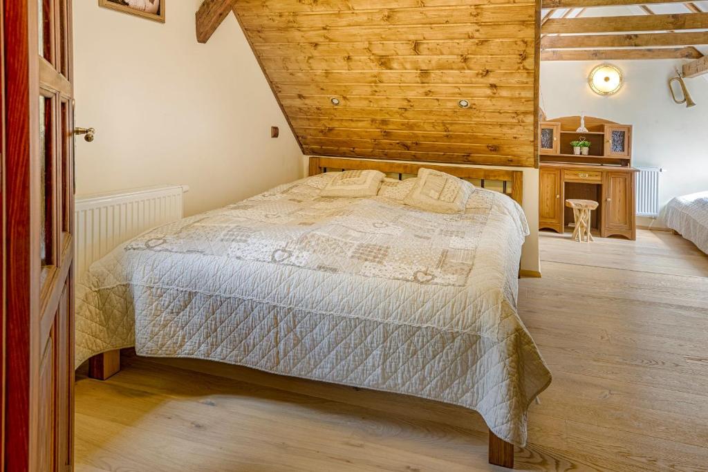 Łóżko lub łóżka w pokoju w obiekcie Exkluzivní chalupa Podještědka s grilem a saunou