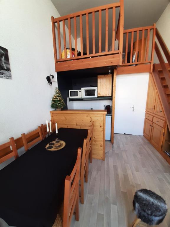 Kuchnia lub aneks kuchenny w obiekcie RESIDENCE LE RUITOR Duplex dernier étage vue panoramique piscine chauffée en été classé 4 Cristaux Paradiski