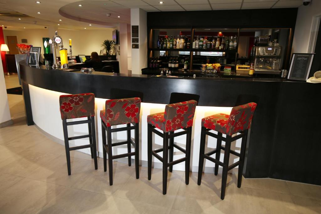 Lounge nebo bar v ubytování Ramada Wakefield