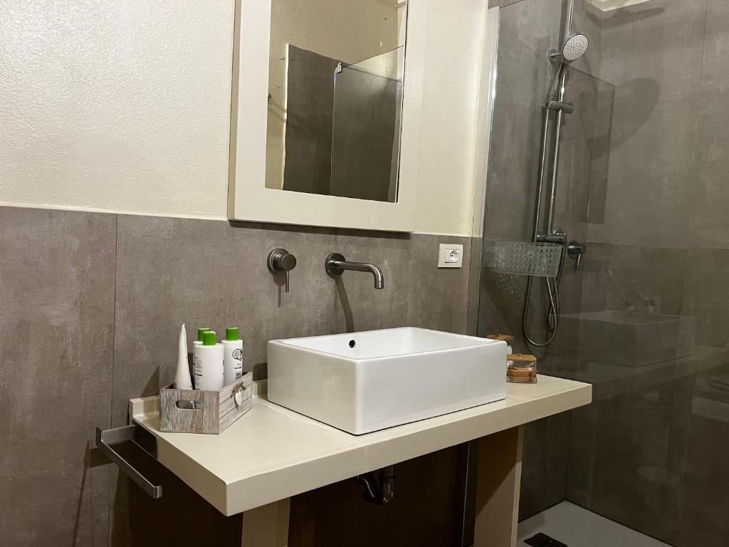 A bathroom at Maison del Ducato Cavour 37