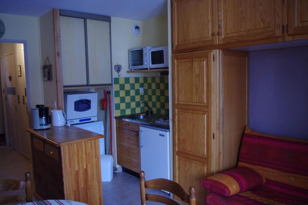 Kuchyň nebo kuchyňský kout v ubytování Agréable Studio à 400 m du centre ville de Luz