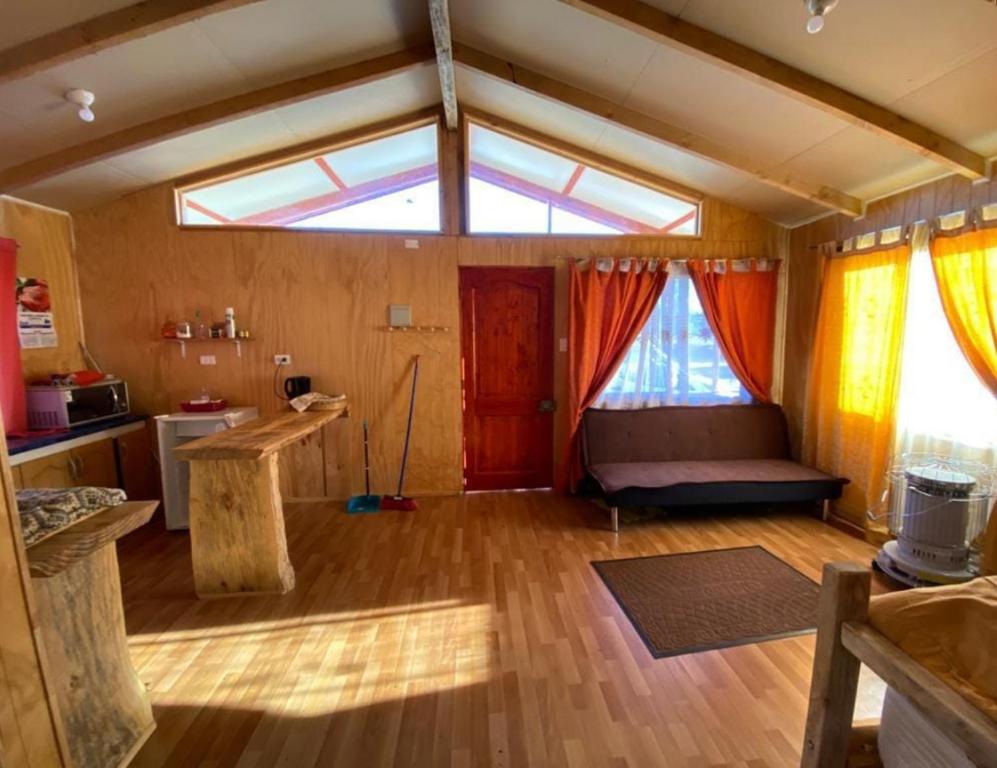 sala de estar con cama y ventana en Cabañas Rukapillán Región de la Araucanía, en Villarrica