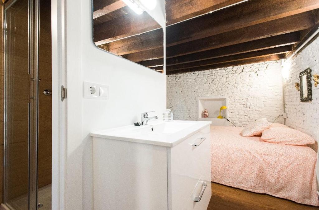 Airbhouse Private Rooms & Apartments