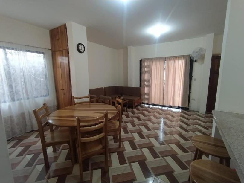 ein Esszimmer mit einem Tisch und Stühlen in einem Zimmer in der Unterkunft Departamento Crucita in Crucita