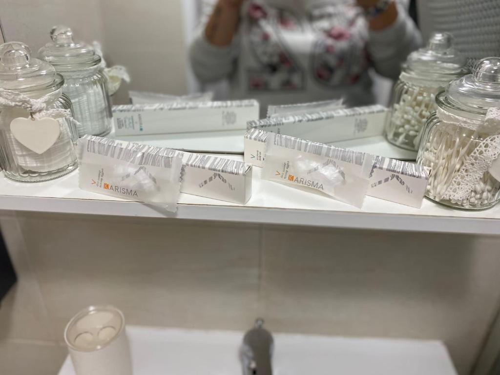 półka ze słoikami i słoikami z jedzeniem w obiekcie B&B House Napoli Cavour w mieście Neapol