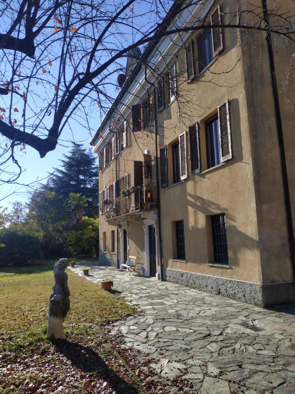 una estatua de un perro parado frente a un edificio en Villa Campana free private parking, en Turín