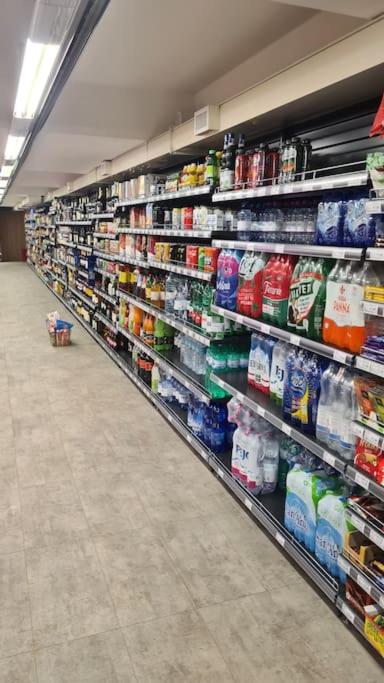 Supermarket nebo jiné obchody v  apartmánu nebo okolí