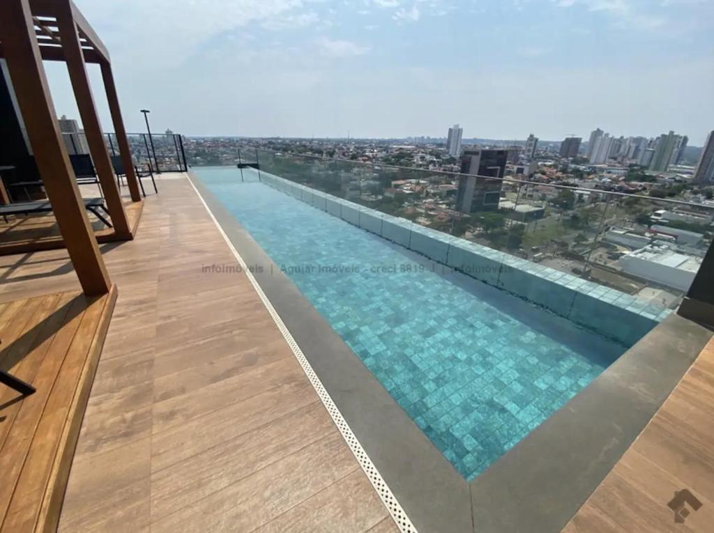 una piscina en la azotea de un edificio en Estúdio Moderno e Elegante no Vertigo, en Campo Grande