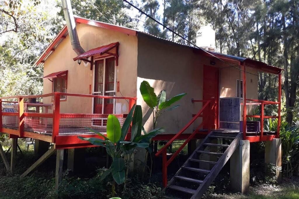 Cette petite maison est accessible par un escalier. dans l'établissement Casa Haiku - Delta Tigre., à Tigre