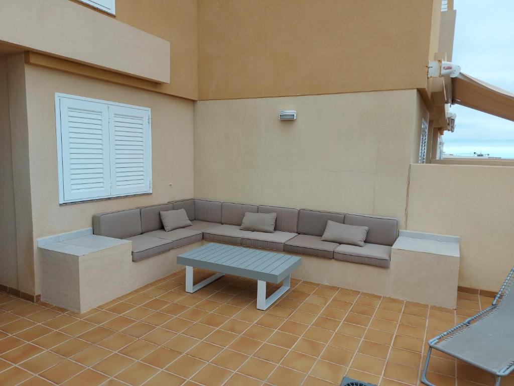 - un salon avec un canapé et une table dans l'établissement Relax and Quiet Apartment for remote working, with wonderful sea views in Poris de Abona, Tenerife - Canary Islands, à Poris de Abona