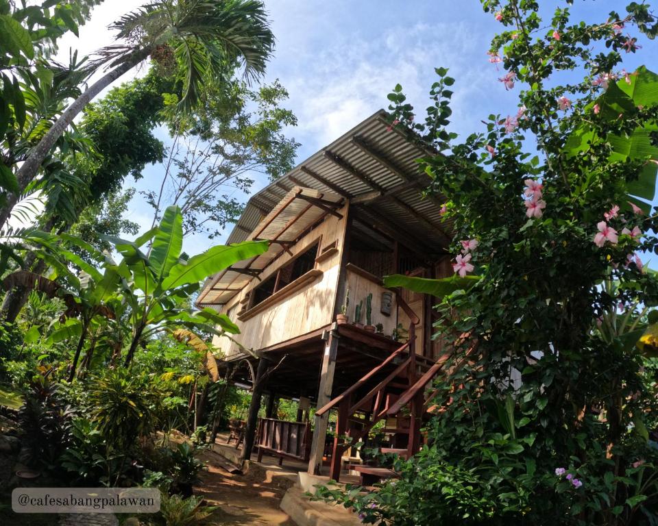 una casa en el árbol en la selva en Cafe Sabang Guest House en Sabang