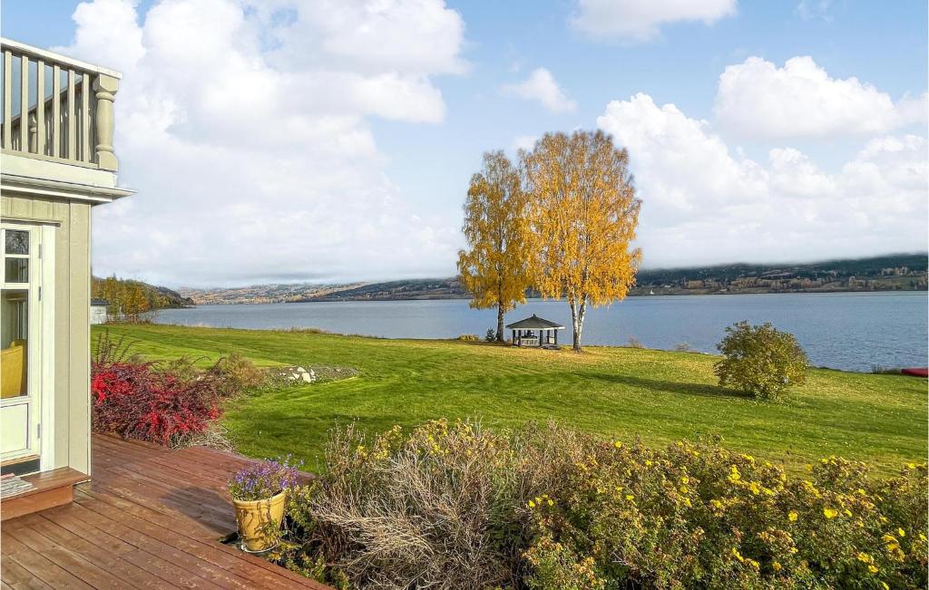 dom z widokiem na jezioro w obiekcie Stunning Home In Bjoneroa With House A Panoramic View w mieście Bjoneroa