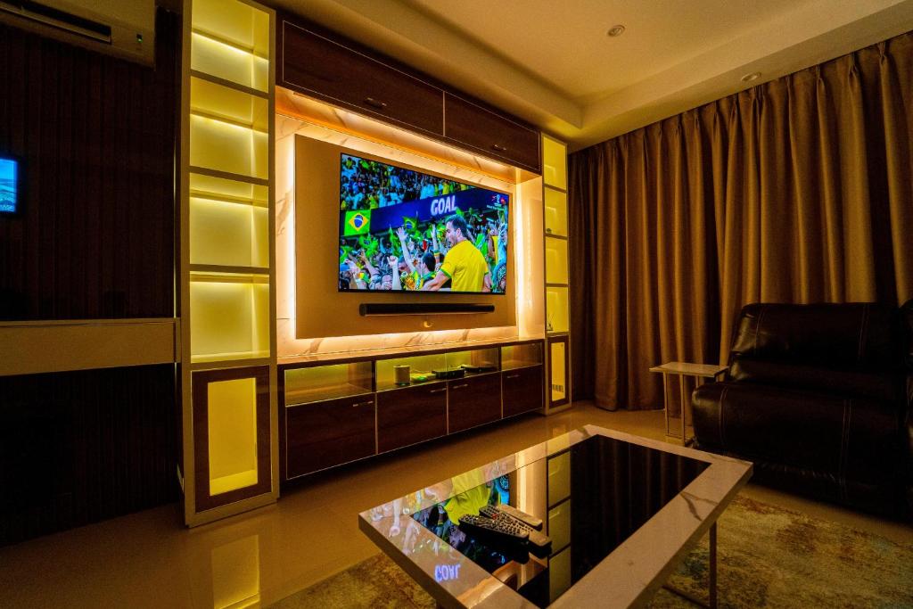 TV a/nebo společenská místnost v ubytování OCEANVIEW 2Bedroom SMARTHOME WITH POOL