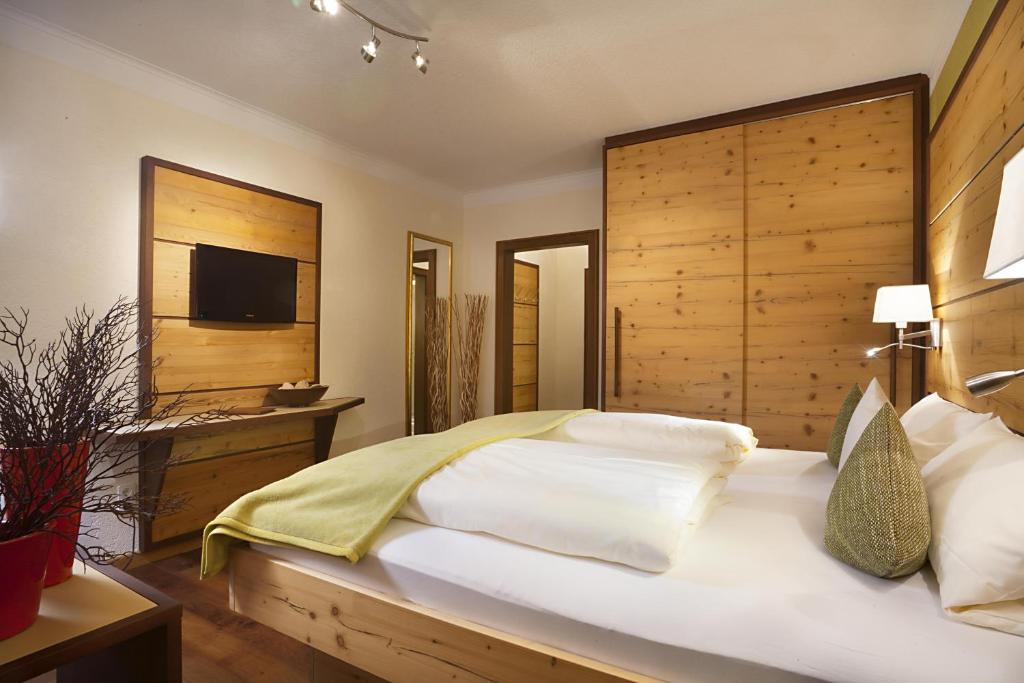 Postel nebo postele na pokoji v ubytování Hotel Bergblick