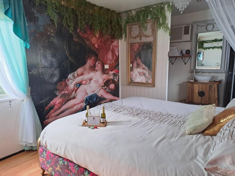 Postel nebo postele na pokoji v ubytování Paterson Artist Cabin Sculpture Garden