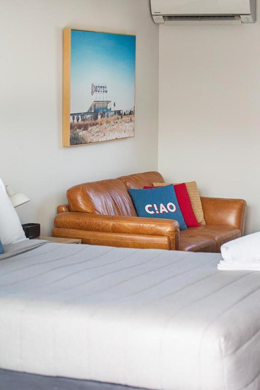 Postel nebo postele na pokoji v ubytování Colonial Motel