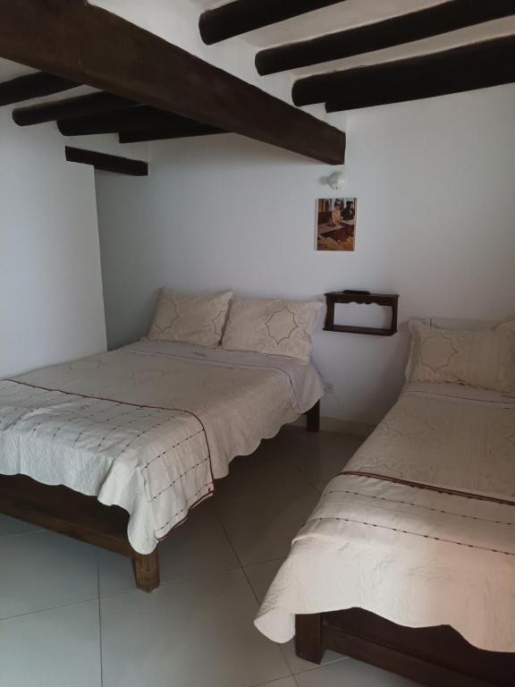 Postel nebo postele na pokoji v ubytování Cemandy Hostal