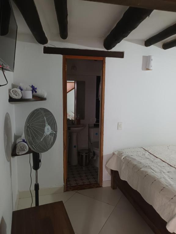 Postel nebo postele na pokoji v ubytování Cemandy Hostal