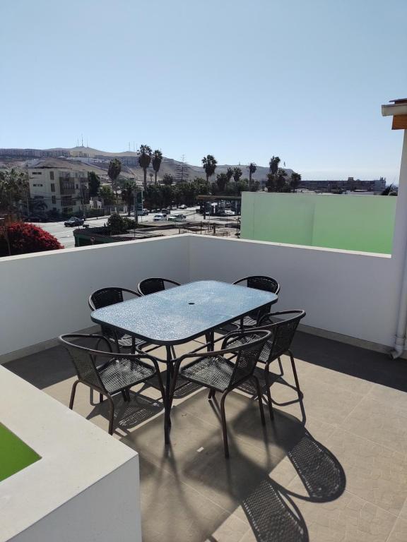una mesa y sillas en la azotea de un edificio en DepartoCasa2 Premium, en Arica