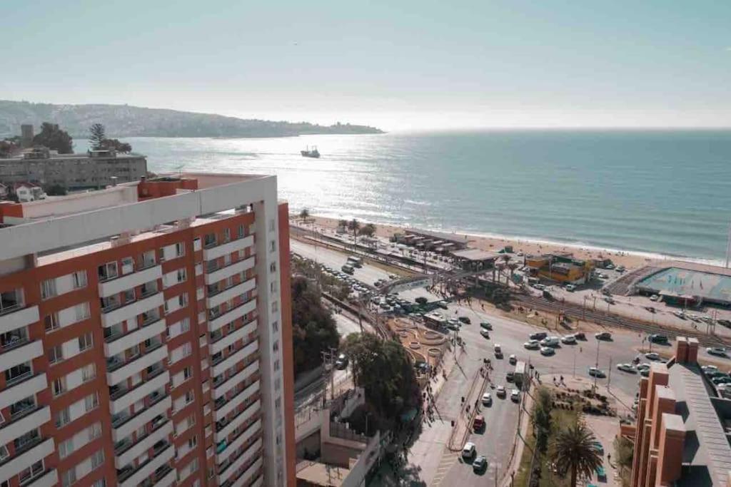 Blick auf den Strand und das Meer von einem Gebäude in der Unterkunft Apartamento con vista al mar en Viña-Valparaiso in Valparaíso