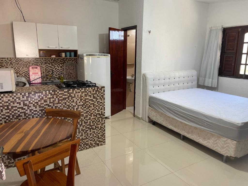 een kleine keuken met een bed in een kamer bij Studio a 100m da praia - VILA PAITITÍ in Fortaleza