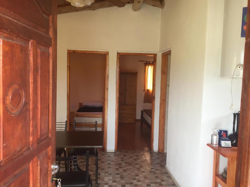 pasillo de una habitación con 1 dormitorio y 1 cama en la martina en Villa Giardino