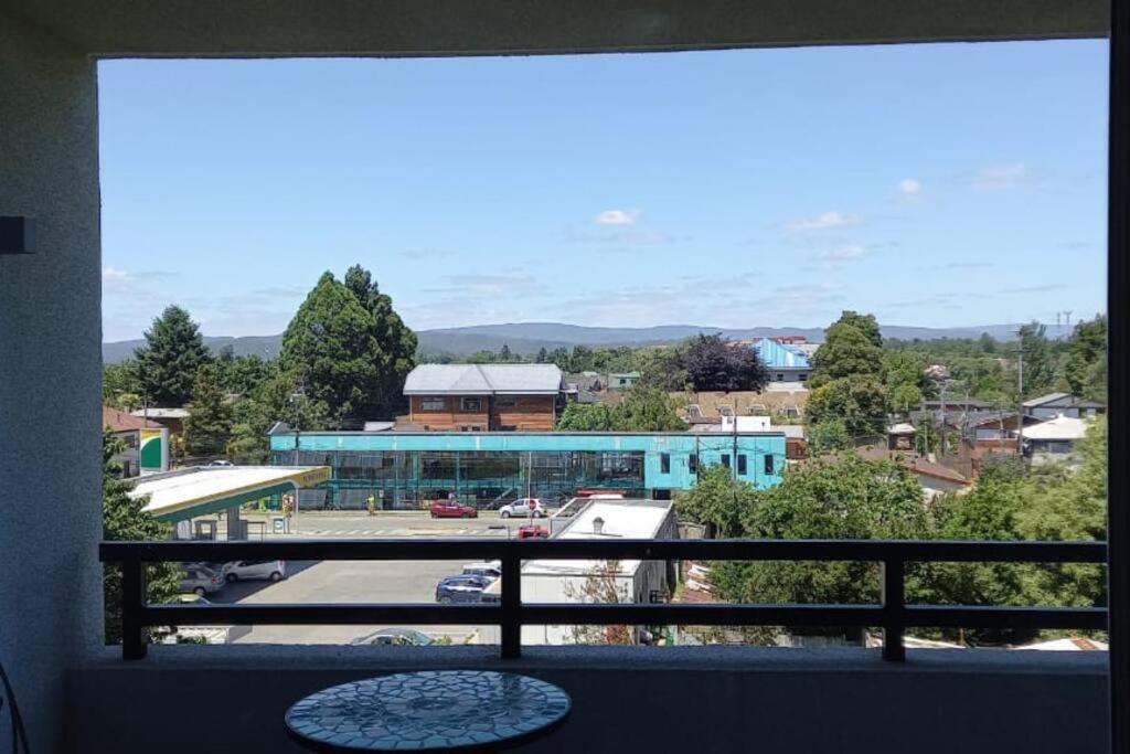 een balkon met uitzicht op de stad bij Excelente ubicación in Valdivia