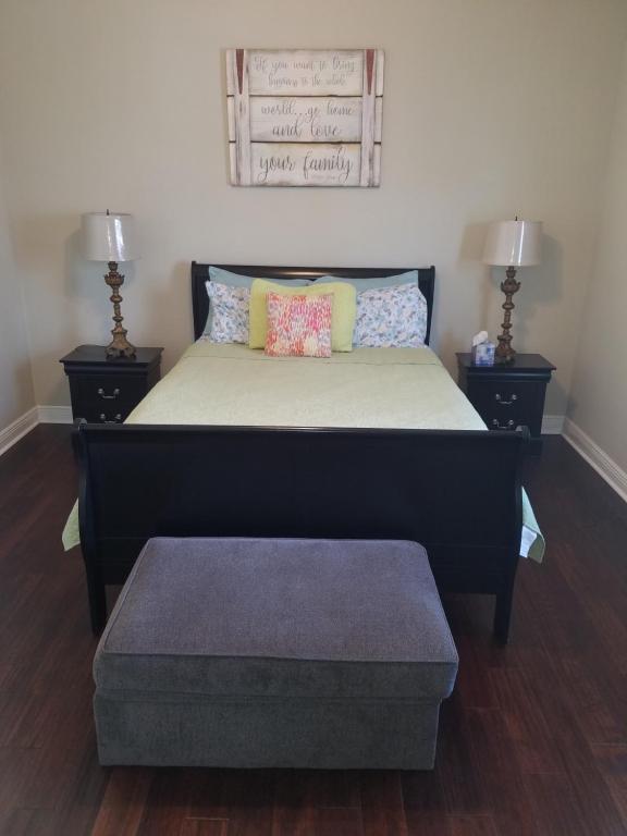 um quarto com uma cama grande e 2 mesas de cabeceira em Troy's Place em Nova Orleans