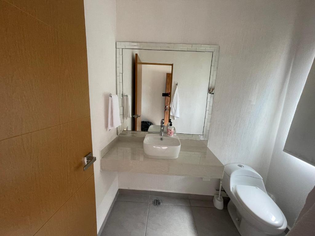 Casa Comoda Con Piscina - Three-Bedroom House