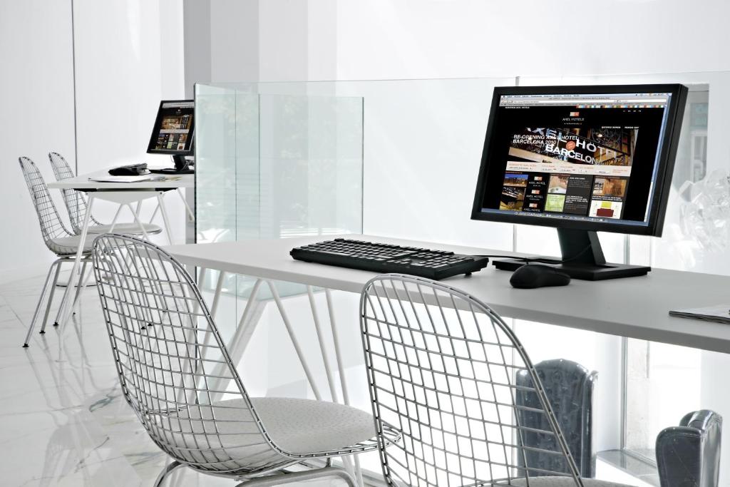 A television and/or entertainment centre at Axel Hotel Barcelona - Adults Only