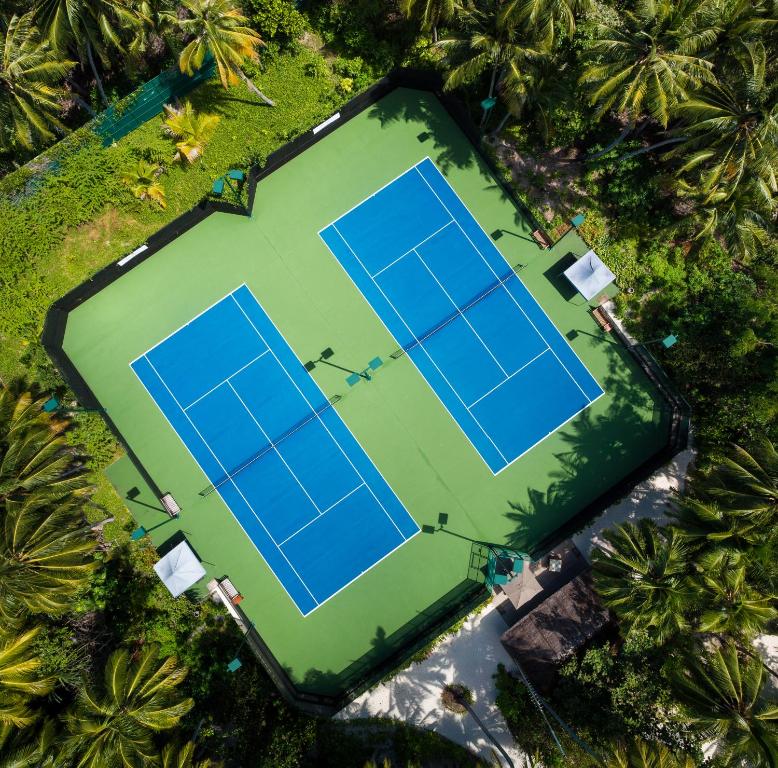 Tenis a/nebo squash v ubytování Amilla Maldives nebo okolí