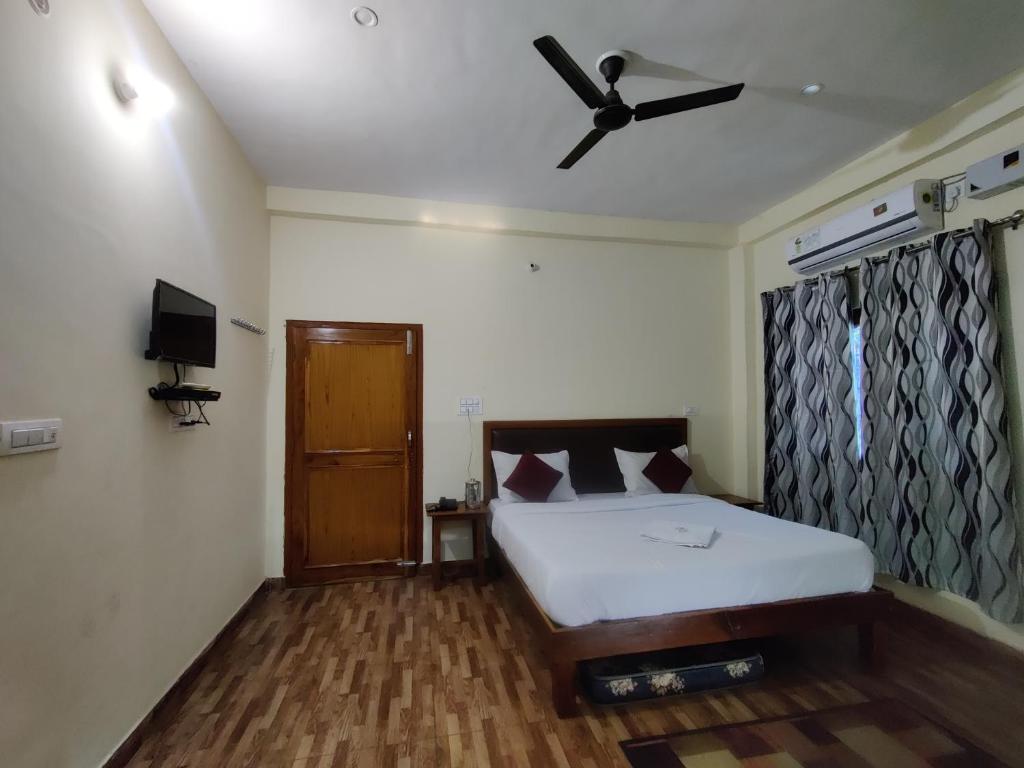 Postel nebo postele na pokoji v ubytování Corbett Rejoice Home Stay