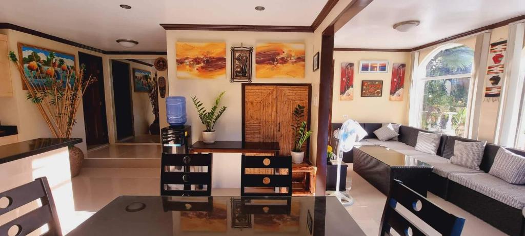 sala de estar con sofá y mesa en Balay Sa Bukid 2 Bedroom en Boracay