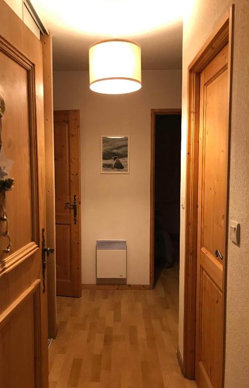 Um banheiro em Appartement cosy T3 4 &agrave; 6 pers avec Piscines Int&eacute;rieure, Ext&eacute;rieure &amp; Sauna &agrave; Samo&euml;ns en Haute-Savoie