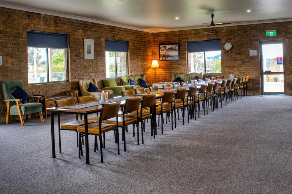 Restaurace v ubytování Deepwater Hotel