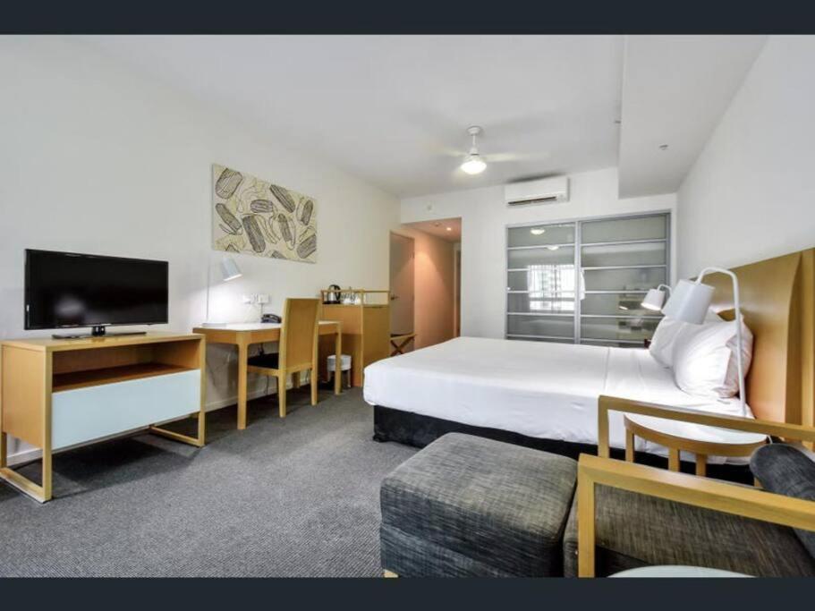 Habitación de hotel con cama grande y TV en Executive Studio Darwin CBD (Water Views) en Darwin