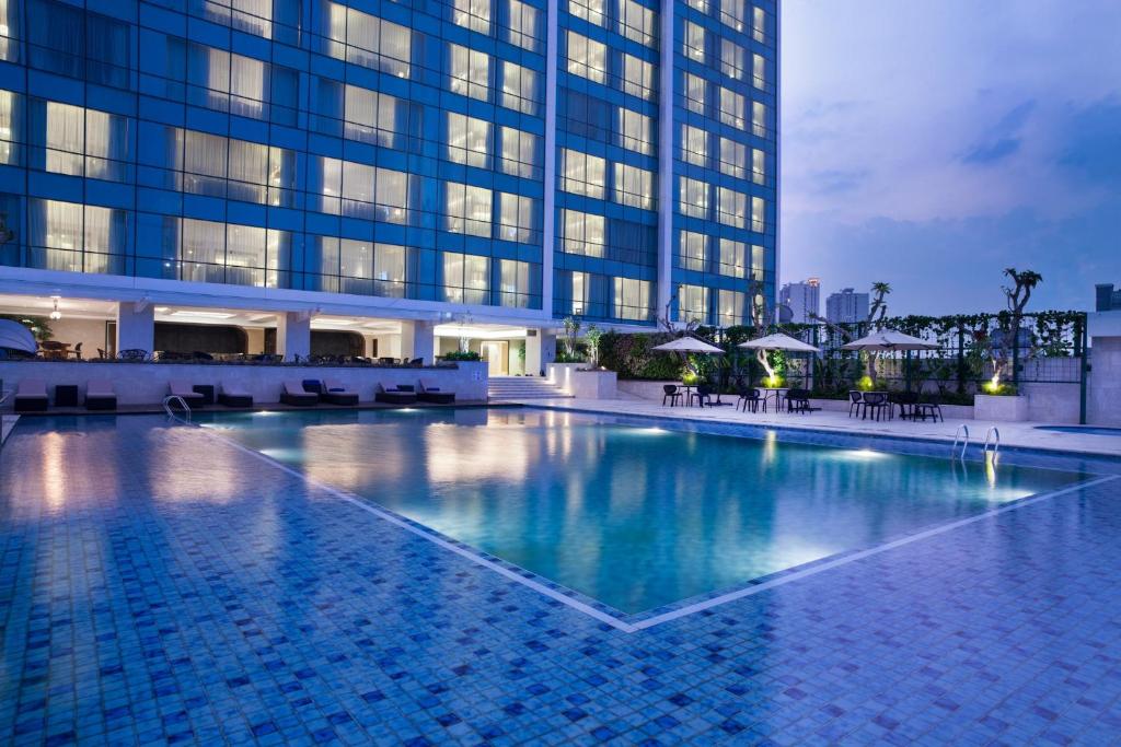 une grande piscine en face d'un bâtiment dans l'établissement Crowne Plaza Bandung, an IHG Hotel, à Bandung