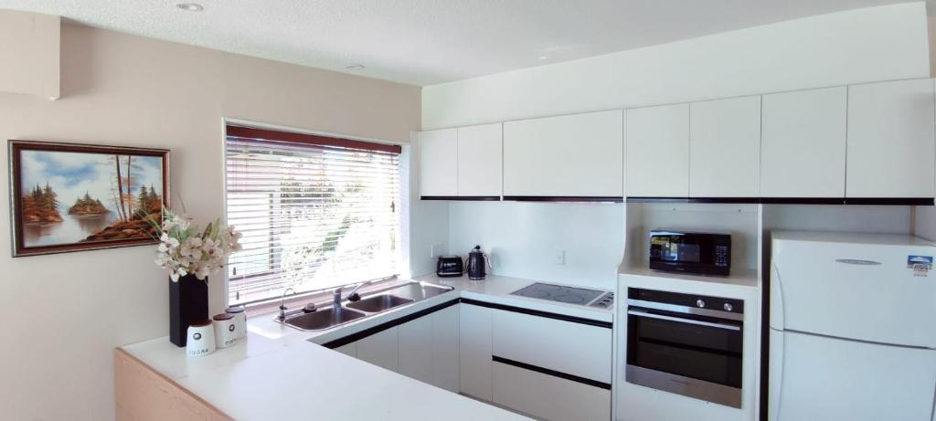 Spacious Home with Awesome Lake Views - Resim 30