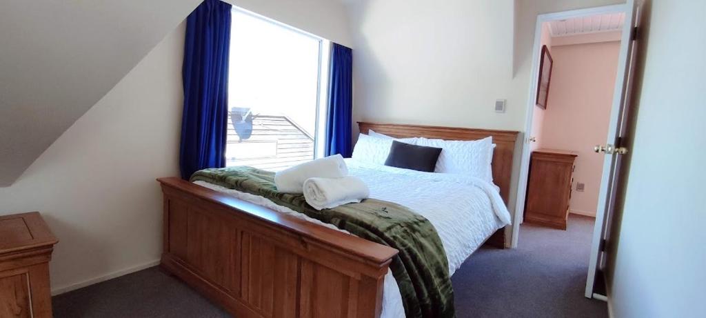 Spacious Home with Awesome Lake Views - Resim 27