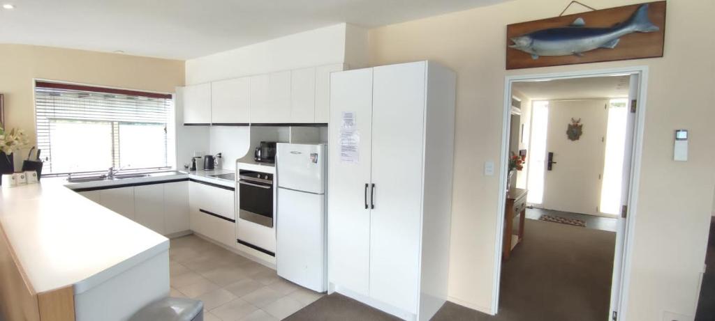 Spacious Home with Awesome Lake Views - Resim 16